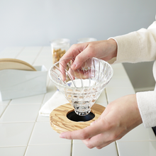 Görseli Galeri görüntüleyiciye yükleyin, Hario V60 Olive Wood cam gövdenin ahşap tutucudan çıkarılması
