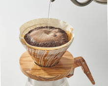 Görseli Galeri görüntüleyiciye yükleyin, Hario V60 Olive Wood cam dripper içindeki kahvenin demlenmesi
