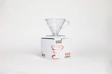 Görseli Galeri görüntüleyiciye yükleyin, Hario V60 02 şeffaf plastik dripper, ürün kutusu üzerinde
