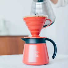 Görseli Galeri görüntüleyiciye yükleyin, Kırmızı Hario V60 02 plastik dripper ve kırmızı kahve sunucusu ile demleme
