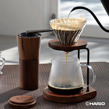 Görseli Galeri görüntüleyiciye yükleyin, Hario V60 Walnut Wood cam dripper ile siyah kettle kullanarak demleme
