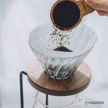 Görseli Galeri görüntüleyiciye yükleyin, Hario V60 Walnut Wood cam drippera öğütülmüş kahve eklenmesi
