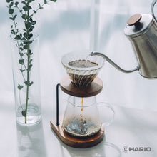 Görseli Galeri görüntüleyiciye yükleyin, Hario V60 Walnut Wood cam dripper ile kahve demleme ritüeli
