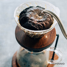 Görseli Galeri görüntüleyiciye yükleyin, Hario V60 Walnut Wood cam dripper ile üstten görünümde kahve demleme

