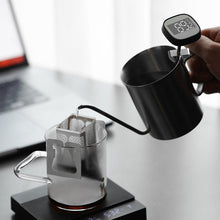 Görseli Galeri görüntüleyiciye yükleyin, Filtre kahve hazırlanırken kettle üzerindeki dijital termometreyle su sıcaklığının takibi
