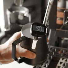 Görseli Galeri görüntüleyiciye yükleyin, Espresso makinesinde süt ısıtılırken sıcaklığın dijital termometreden izlenmesi
