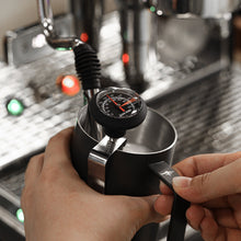 Görseli Galeri görüntüleyiciye yükleyin, Espresso makinesinde süt ısıtılırken pota takılan analog termometre
