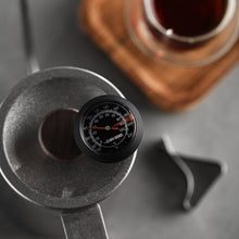 Görseli Galeri görüntüleyiciye yükleyin, Kettle kapağının deliğine yerleştirilen analog termometre ile su sıcaklığının takibi
