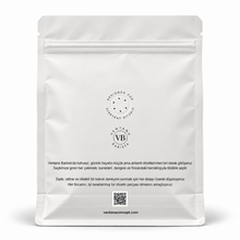 Görseli Galeri görüntüleyiciye yükleyin, VELUDO — Brezilya Natural 250 g paket arka yüzü - 3 cm boşlukta ortalanmış 2 cm renkli çerçeveli QR
