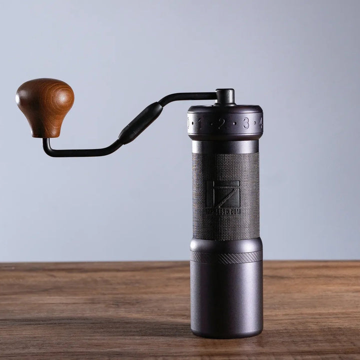 1Zpresso K-Ultra Iron Gray manuel kahve değirmeni, koyu gri gövde ve ahşap tutamak