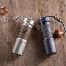 Görseli Galeri görüntüleyiciye yükleyin, 1Zpresso K-Ultra manuel kahve değirmeni Iron Gray ve Silver renk seçenekleri
