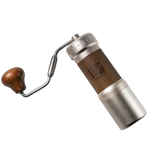 1Zpresso K-Ultra Silver manuel kahve değirmeni, yaşam alanında ürün fotoğrafı