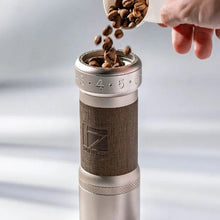 Görseli Galeri görüntüleyiciye yükleyin, 1Zpresso K-Ultra Silver kahve değirmenine çekirdek kahve eklenmesi

